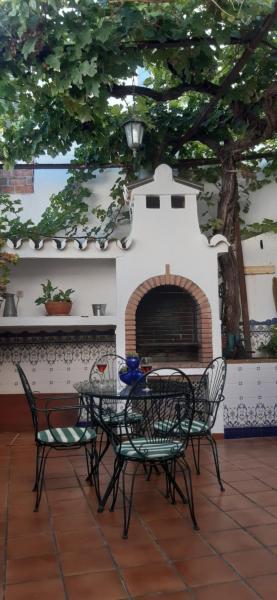 Casa Luciíta: Agradable con chimenea, patio y BBQ., Ojen